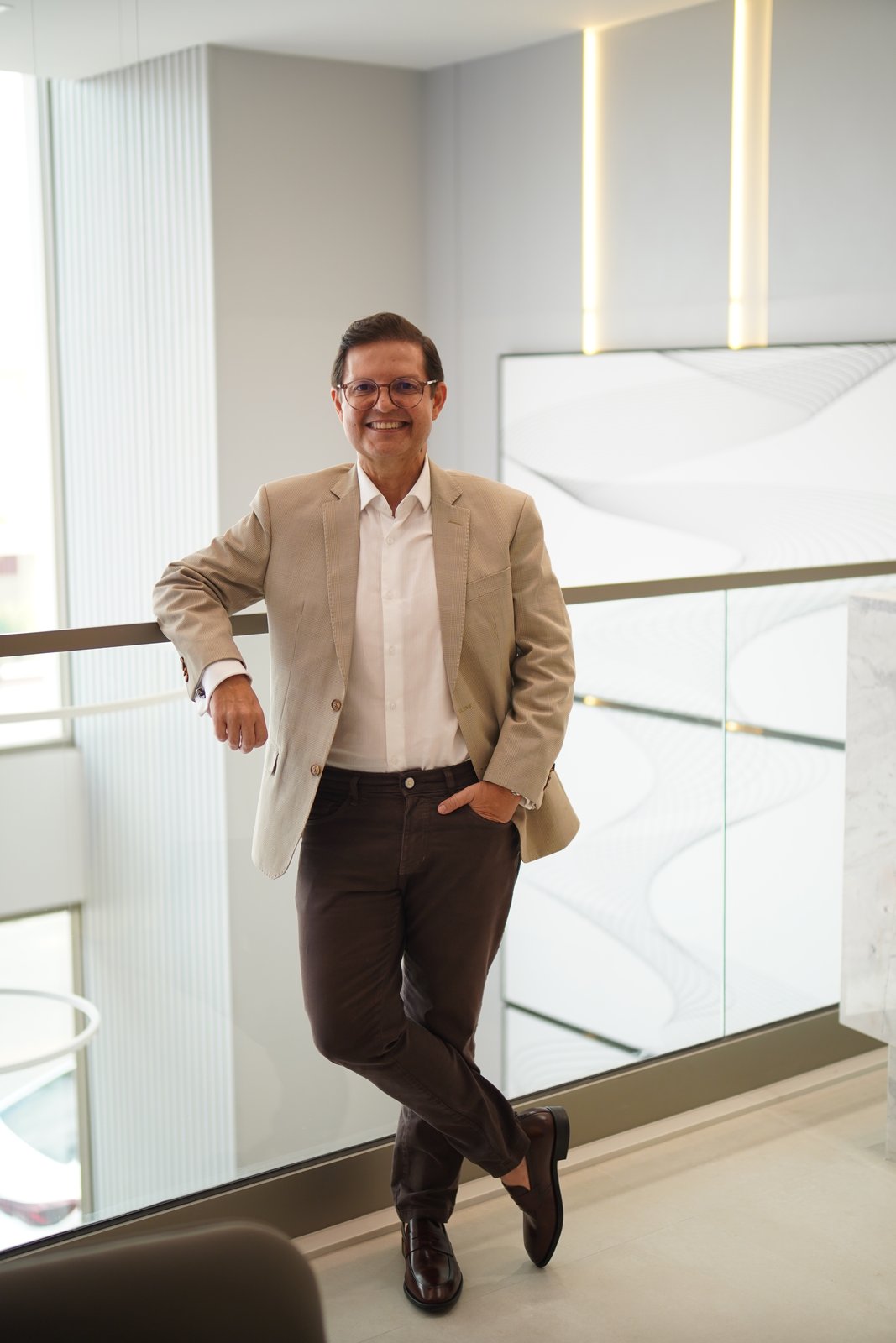 Moisés Barbosa em ambiente profissional sofisticado